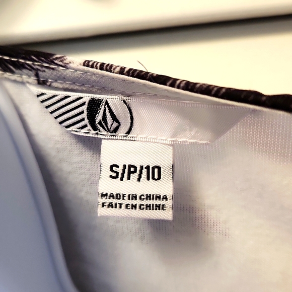 Volcom Black and White Hawaiian print sundress - Picture 4 of 6